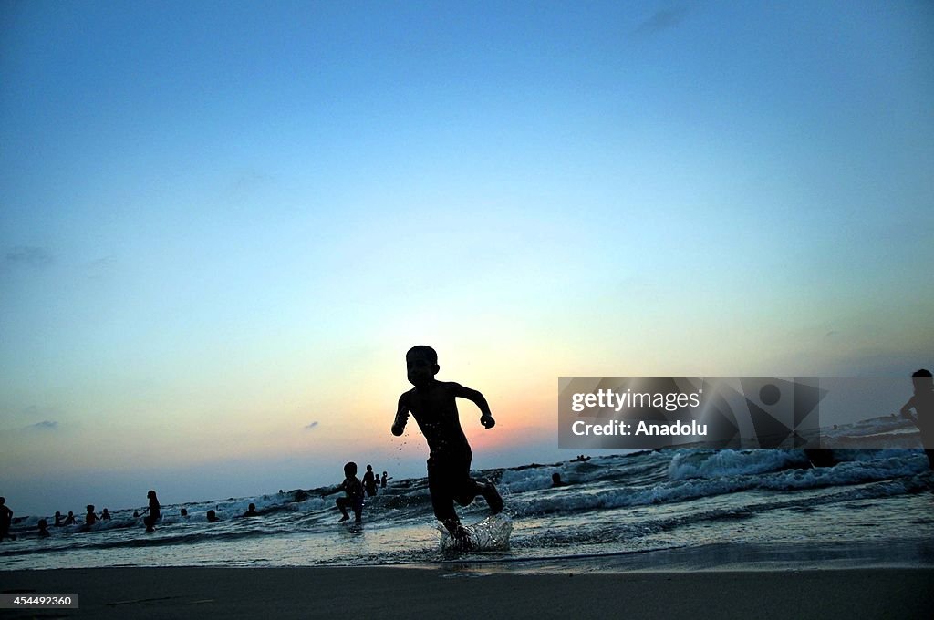 Palestinians return Gaza City's beaches