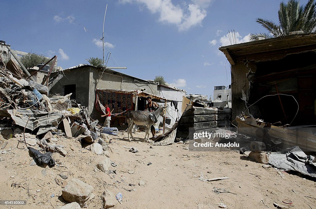Palestinians return their homes during ceasefire in Gaza's Khan Yunis