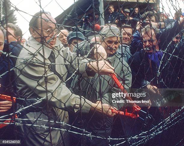 Federal Foreign Minister Hans-Dietrich Genscher and Czechoslovakian Foreign Minister Jiri Dienstbier symbolic cut the barb wire fence at the border...