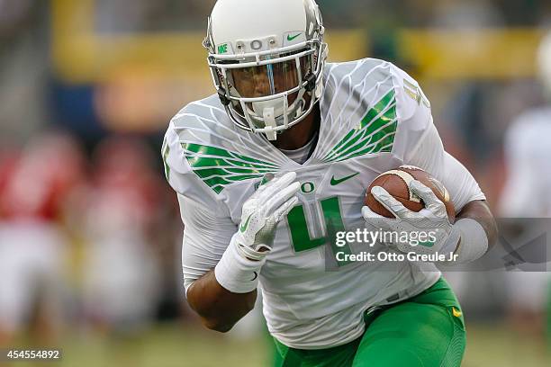 Safety Erick Dargan of the Oregon Ducks warms up prior to the game against the South Dakota Coyotes at Autzen Stadium on August 30, 2014 in Eugene,...