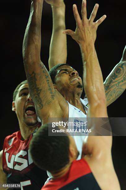 Dominican Republic's guard Edgar Sosa vies with US guard Klay Thompson during the 2014 FIBA World basketball championships group C match Dominican...