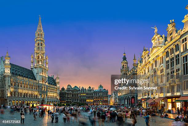 brussels, grand place at dusk - grand place stock-fotos und bilder