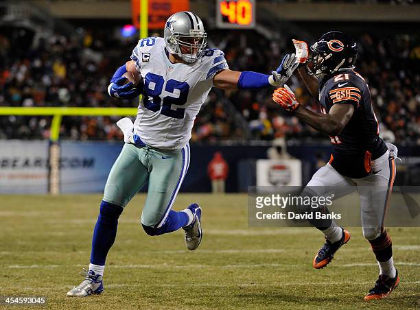 Jason Witten of the Dallas Cowboys catches a touchdown pass as he's defended by Major Wright of the Chicago Bears during the second quarter on...