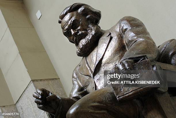 Marx Rise Statue 647 Karl Marx Statue Stock Photos, High-Res Pictures, and Images ...