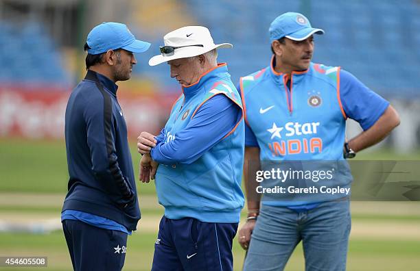 India coach Duncan Fletcher looks at his watch alongside Ravi Shastri and Mahendra Singh Dhoni during a nets session at Headingley on September 4,...