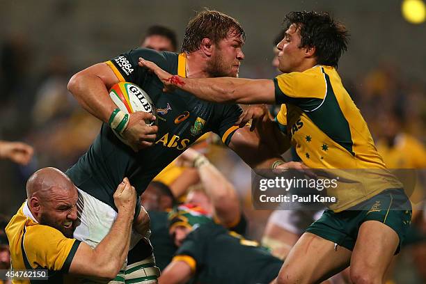 Duane Vermeulen of the Springboks gets tackled by Scott Fardy and Nick Phipps of the Wallabies during The Rugby Championship match between the...