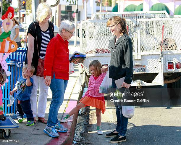 Jennifer Garner enjoys a morning in the Farmers Market with the family on September 15, 2013 in Los Angeles, California.