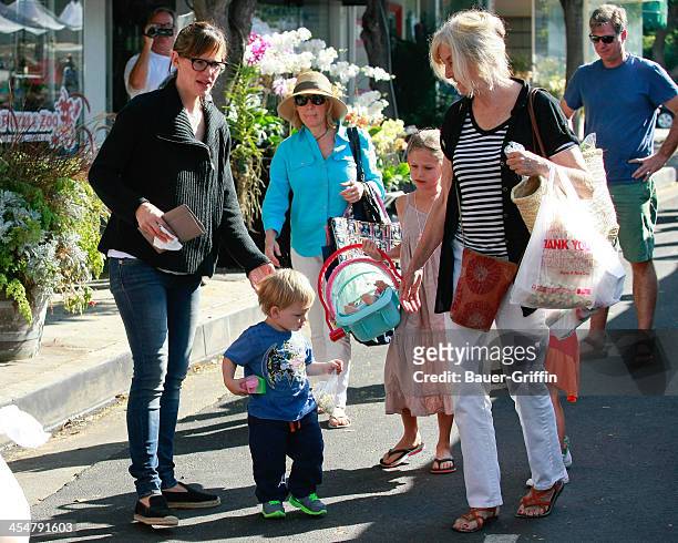 Jennifer Garner enjoys a morning in the Farmers Market with the family on September 15, 2013 in Los Angeles, California.