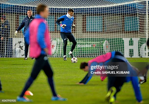 Zenit St Petersburg pgoalkeeper Yuri Lodygin takes part in a training session at Erns Happel stadium in Vienna on December 10 on the eve of the UEFA...