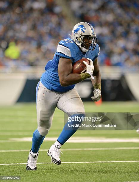 Brandon Pettigrew of the Detroit Lions runs with the football during the game against the Tampa Bay Buccaneers at Ford Field on November 24, 2013 in...