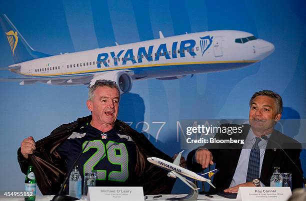 Michael O'Leary, chief executive officer of Ryanair Holdings Plc, left, gestures with Ray Conner, chief executive officer of Boeing Commercial...