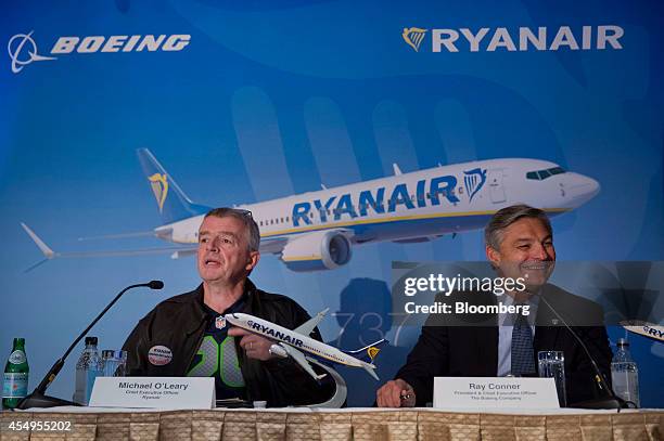 Michael O'Leary, chief executive officer of Ryanair Holdings Plc, left, speaks as Ray Conner, chief executive officer of Boeing Commercial Airplane...