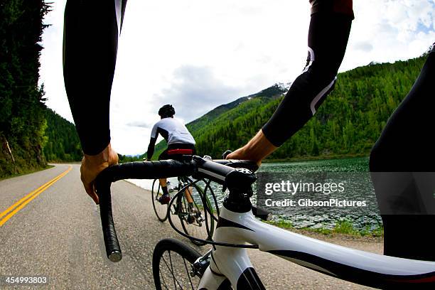 straße radfahren männer - fahrradlenker stock-fotos und bilder
