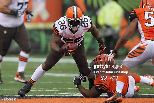 Willis McGahee of the Cleveland Browns runs the ball upfield during the game against the Cincinnati Bengals at Paul Brown Stadium on November 17,...