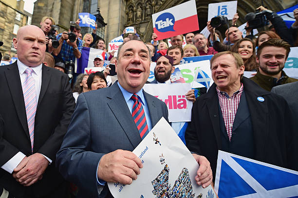 GBR: Yes And No Campaigns Take To The Streets Of Edinburgh And Glasgow