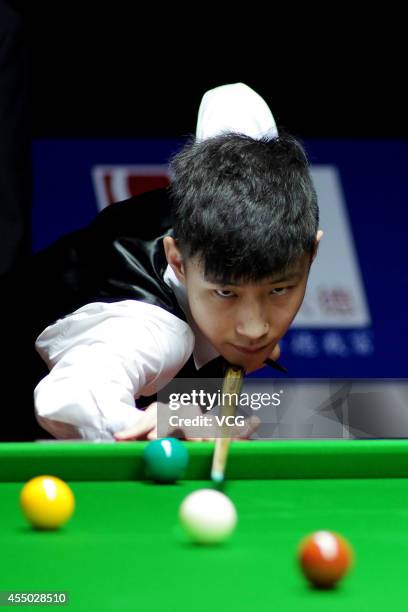 Zhao Xintong of China plays a shot in the match against Matthew Selt of England during day two of the World Snooker Bank of Communications OTO...