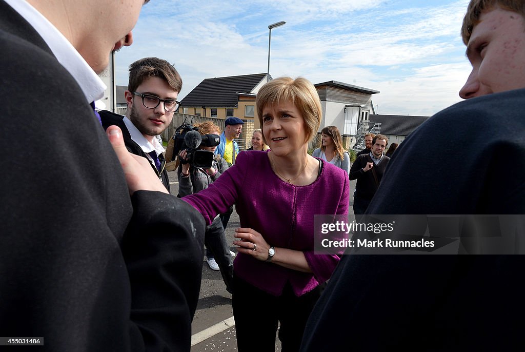 Yes And No Campaigns Take To The Streets Of Edinburgh And Glasgow