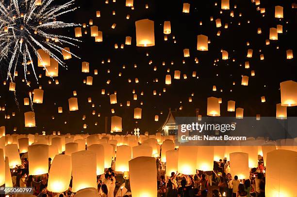 floating lanterns : yi peng in thailand - loi krathong - fotografias e filmes do acervo