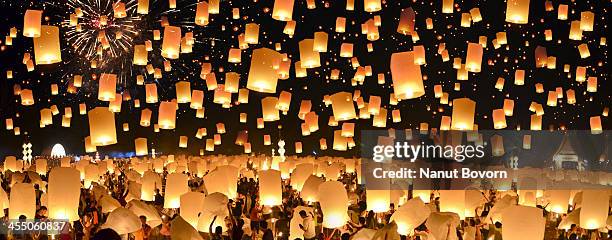 floating lanterns : yi peng in thailand : panorama - thailand illumination festival bildbanksfoton och bilder