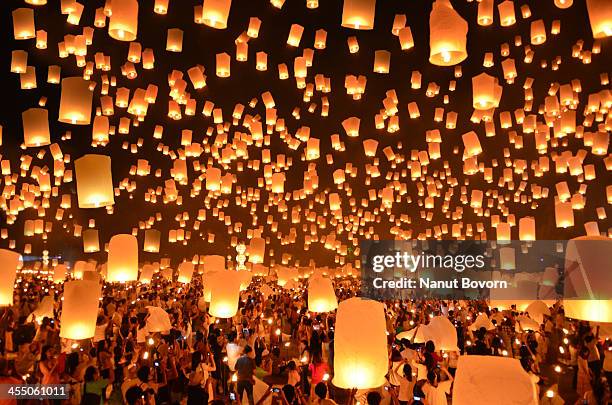 floating lanterns : yi peng in thailand - floating lanterns stock-fotos und bilder