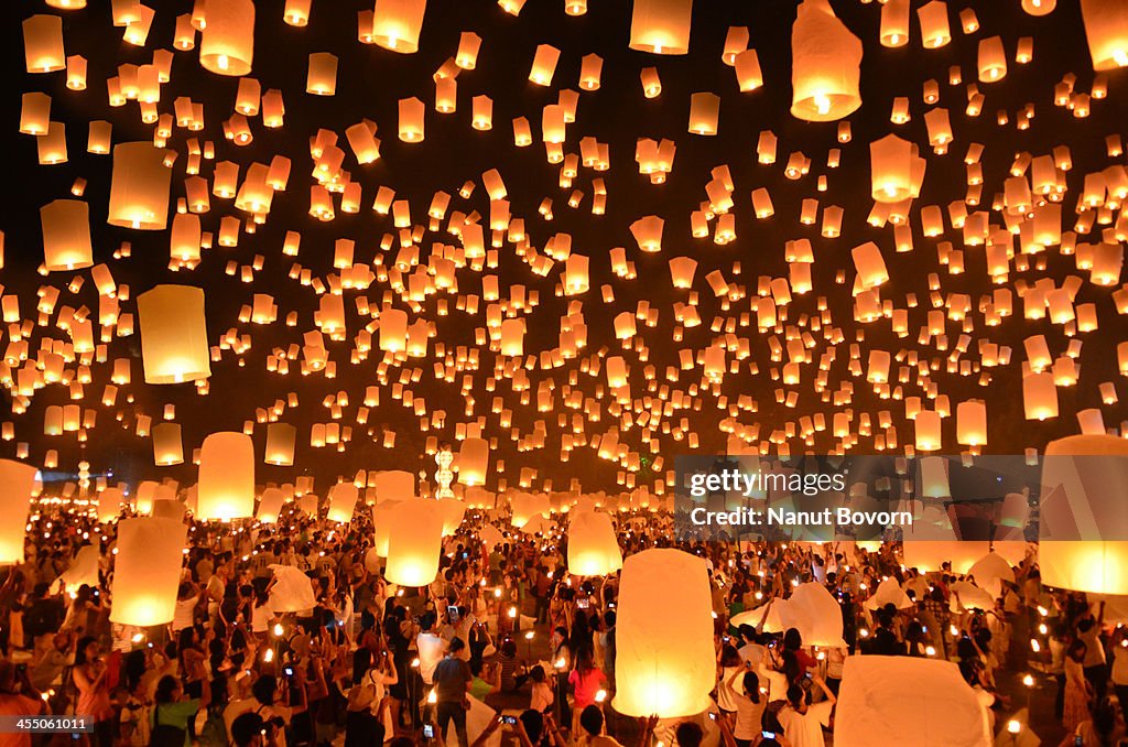 Floating Lanterns : Yi Peng in Thailand