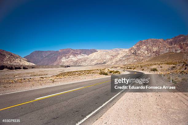 desert road - strada del deserto foto e immagini stock