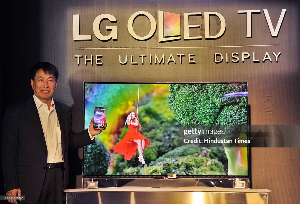 LG Unveils Curved Smartphone, TV In India