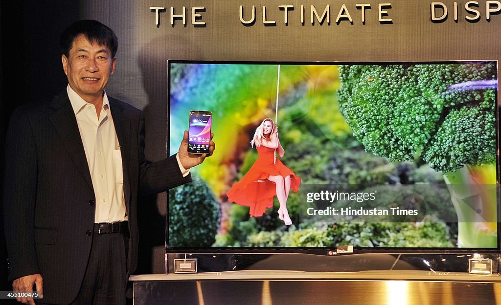 LG Unveils Curved Smartphone, TV In India