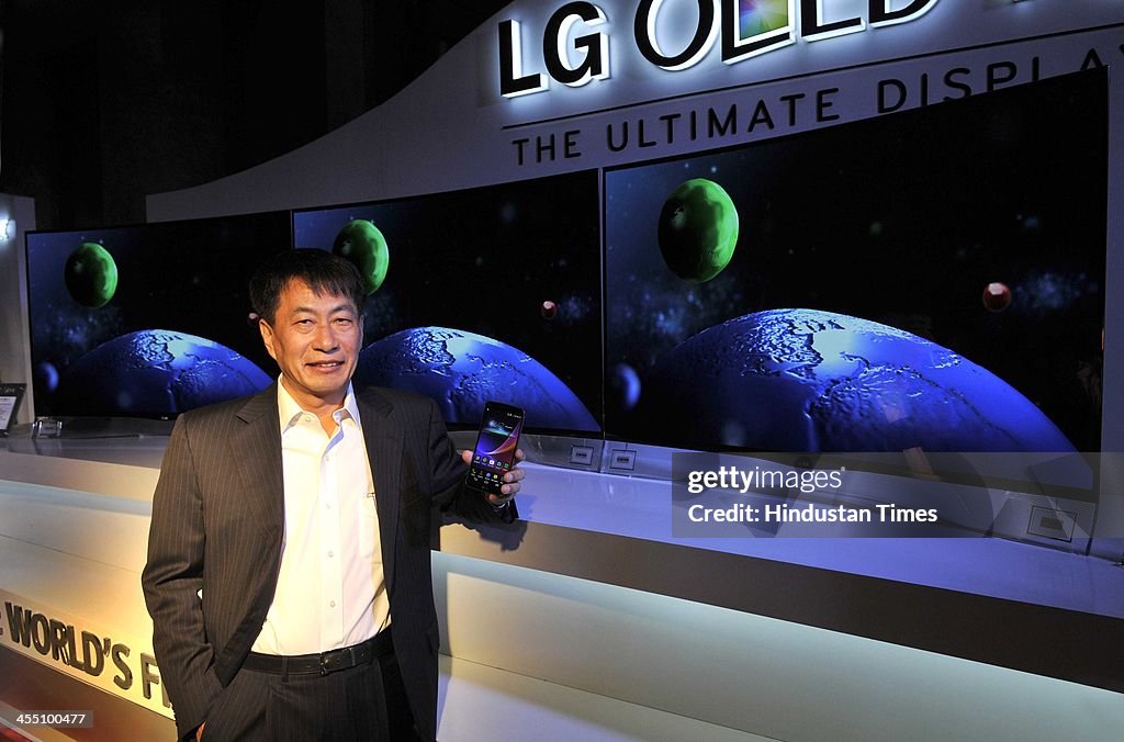 LG Unveils Curved Smartphone, TV In India