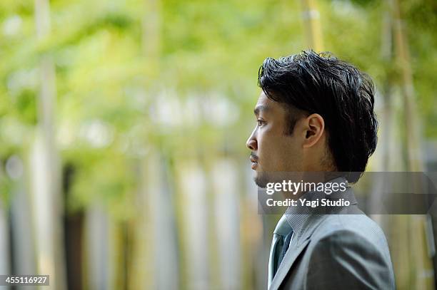 businessman standing in the city - 横顔　男性 ストックフォトと画像