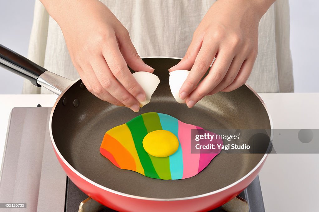 Women bake in a frying pan Colorful Egg