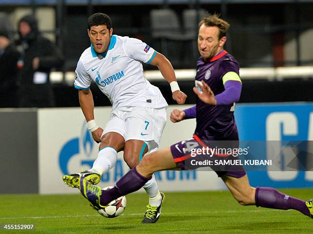 Austria's defender Manuel Ortlechner fights for ball with Zenit's forward Hulk during the UEFA Champions League group G football match FK Austria...