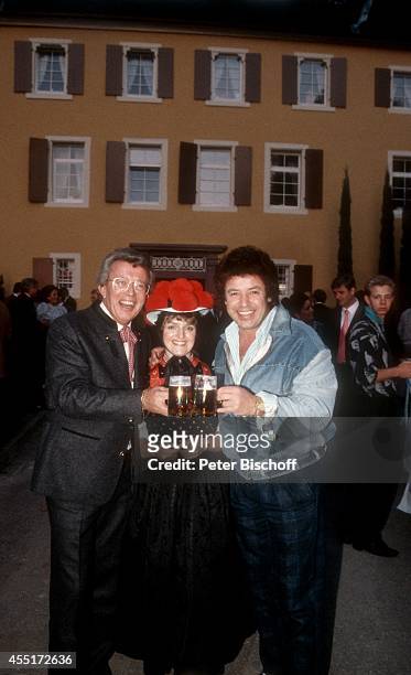 Dieter Thomas Heck, Dame in Schwarzwald-Tracht, Tony Marshall, Schlossfest 1986 am im Schloß Aubach bei Baden-Baden, Deutschland.