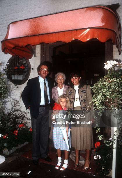 Dieter Thomas Heck, Elfriede Möller, Ragnhild Heck, Saskia Fee Isabell Heck, Einschulung der Heck-Tochter am in Saarbrücken, Deutschland.