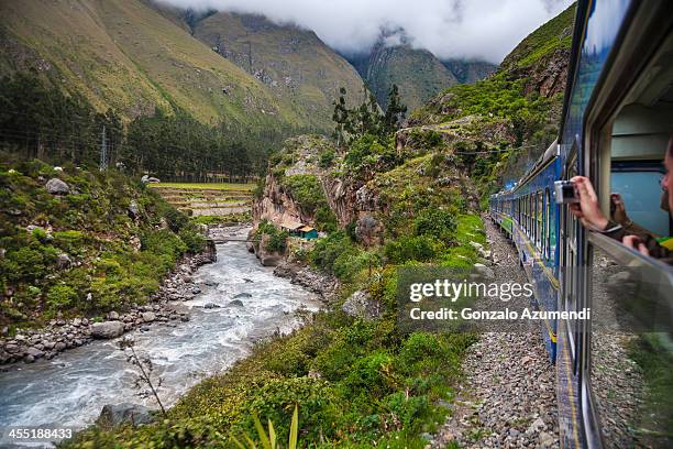 train from cuzco to machu pichu. - peru mountains stock-fotos und bilder