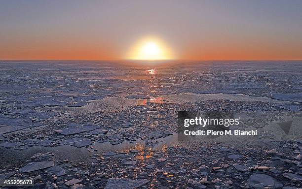 golfo di finlandia, tramonto sul mare ghiacciato - ghiacciato fotografías e imágenes de stock