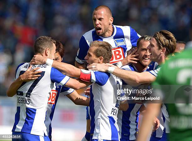 Roy Beerens , Genki Haraguchi, Peter Pekarik, John Heitinga, Julian Schieber and Peter Niemeyer of Hertha BSC celebrate after scoring the 1:0 during...