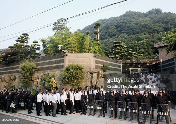 Police officers enter the house of Kudo-kai leader Satoru Nomura on September 11, 2014 in Kitakyushu, Fukuoka, Japan. Police arrested the leader of...