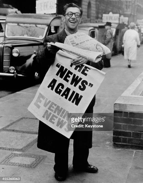 Newspaper vendor with copies of the Evening News after the Fleet Street strike, London, 21st April 1955.