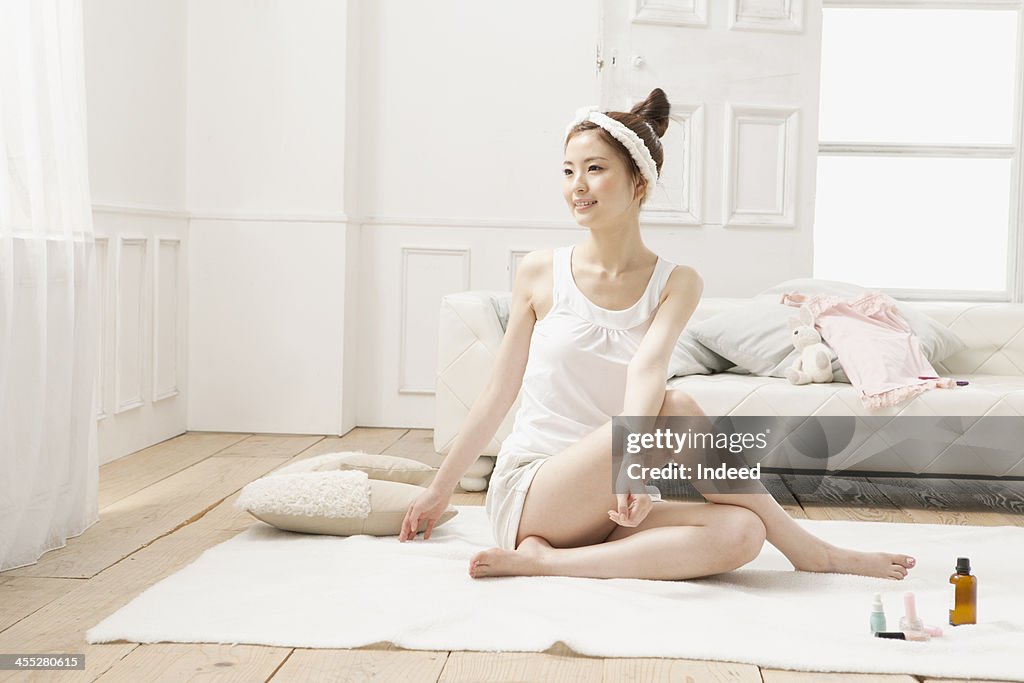Woman dose stretching with the loungwear
