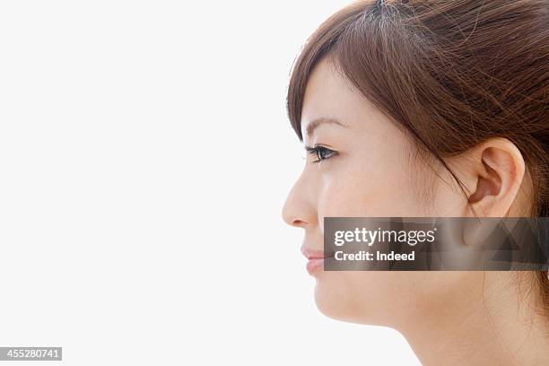 sideways-facing of woman - femme visage beauté profil fond blanc photos et images de collection
