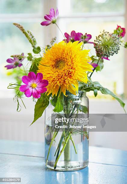 flowers in glass vase - bouquet stockfoto's en -beelden