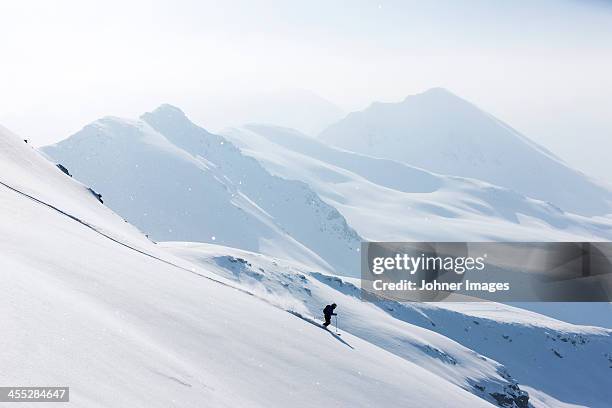 person skiing - skipiste stockfoto's en -beelden