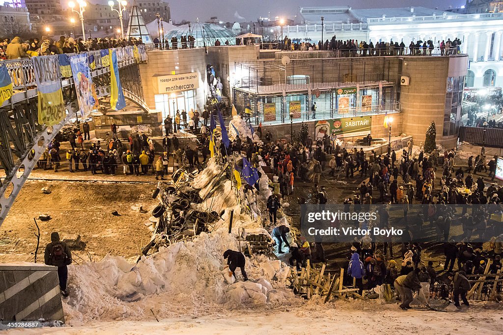 Clashes In Kiev As Police Try To Clear Protest Camps