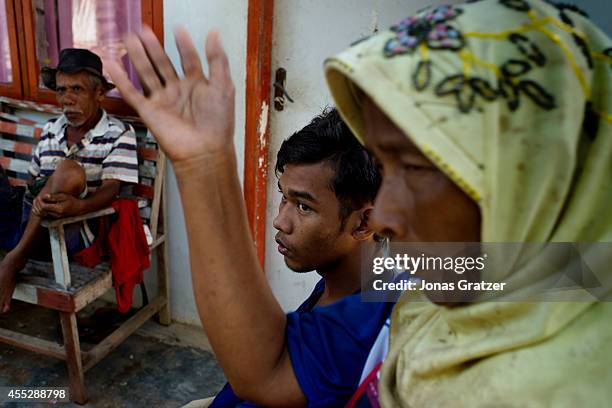 Spouses Jduhari and Muhammad Jamal belong with the few survivors in the village Leupung. Only 500 people out of around 10,000 survived - those who...