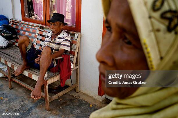 Spouses Jduhari and Muhammad Jamal belong with the few survivors in the village Leupung. Only 500 people out of around 10,000 survived - those who...