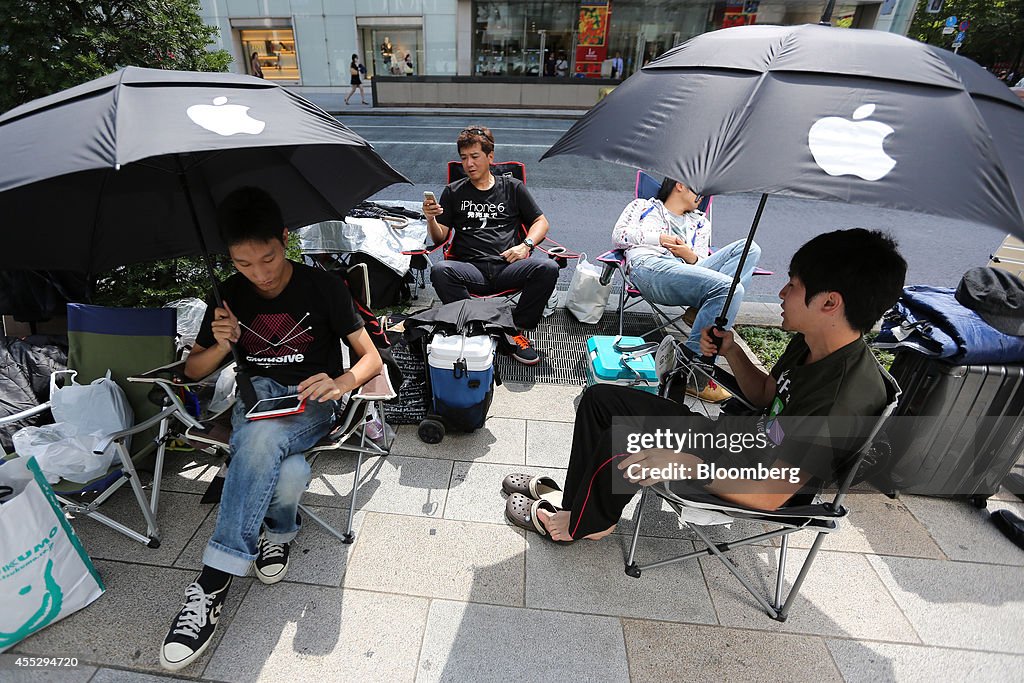 Apple Inc. Fans Begin Waiting In Line Ahead Of iPhone 6 and iPhone 6 Plus Sales Launch