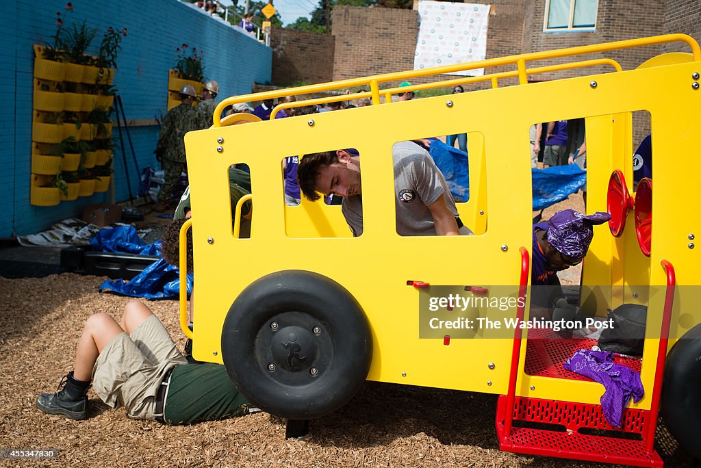 WASHINGTON, DC -  Volunteers Erik Wright, 22, of Santa Cruz, ce