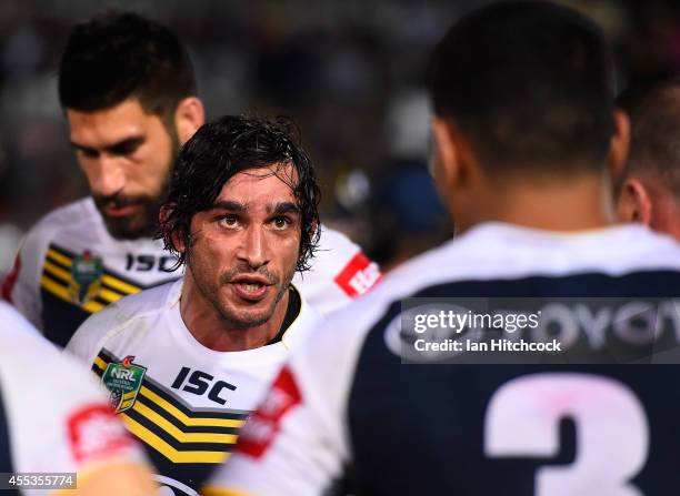 Johnathan Thurston of the Cowboys gives his players a heated speech at the end of the NRL 1st Elimination Final match between the North Queensland...