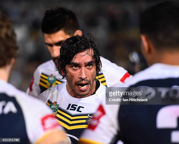 Johnathan Thurston of the Cowboys gives his players a heated speech at the end of the NRL 1st Elimination Final match between the North Queensland...